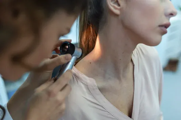 Exame dermatológico com dermatoscópio na Clínica Escola BWS
